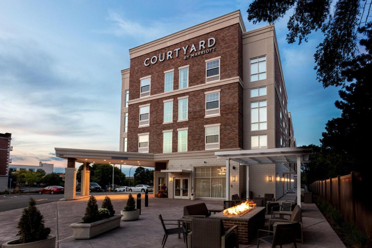 Courtyard Rochester Downtown Hotel Exterior photo