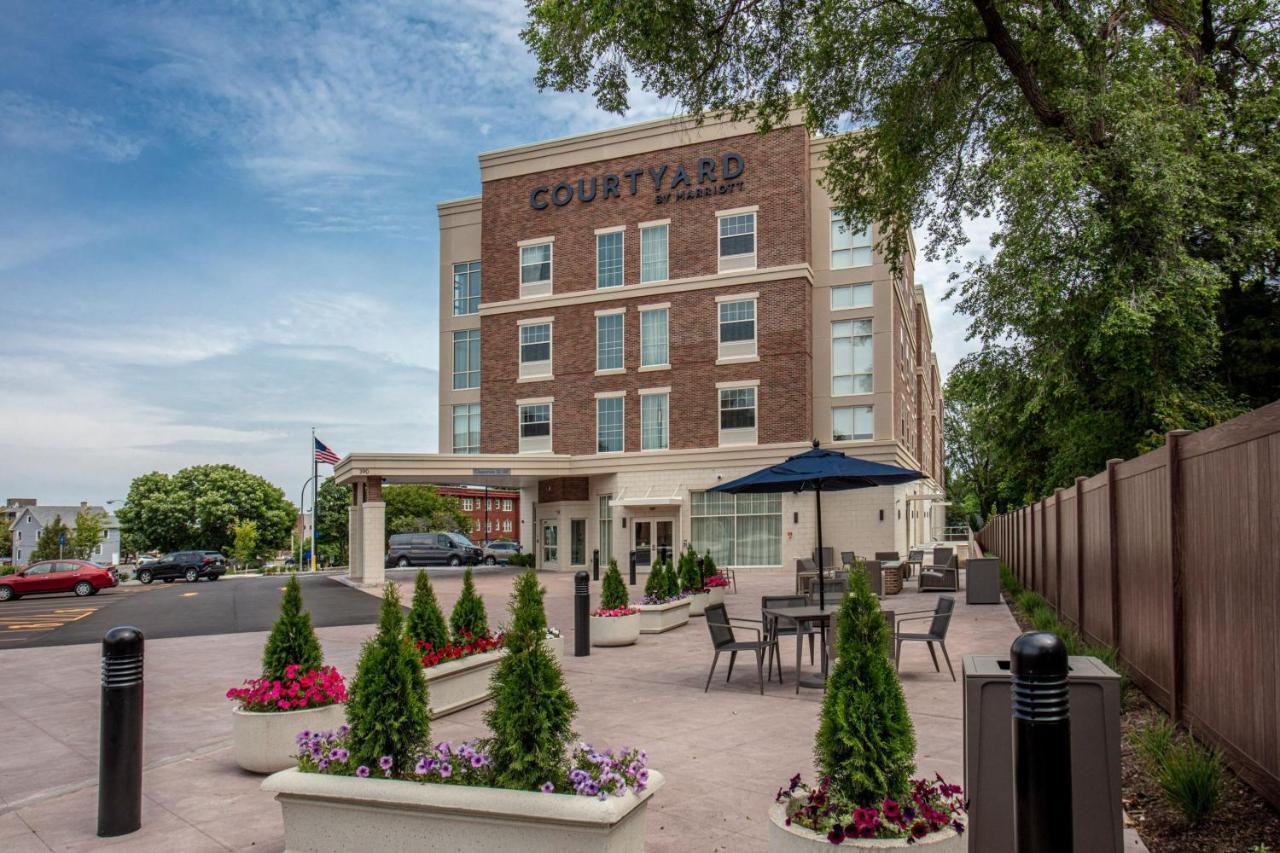 Courtyard Rochester Downtown Hotel Exterior photo